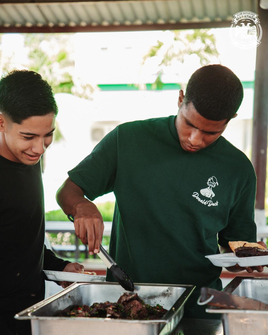 ¡Convivencia verdolaga! Marathón deja atrás los malos resultados y la plantilla disfruta de un asado