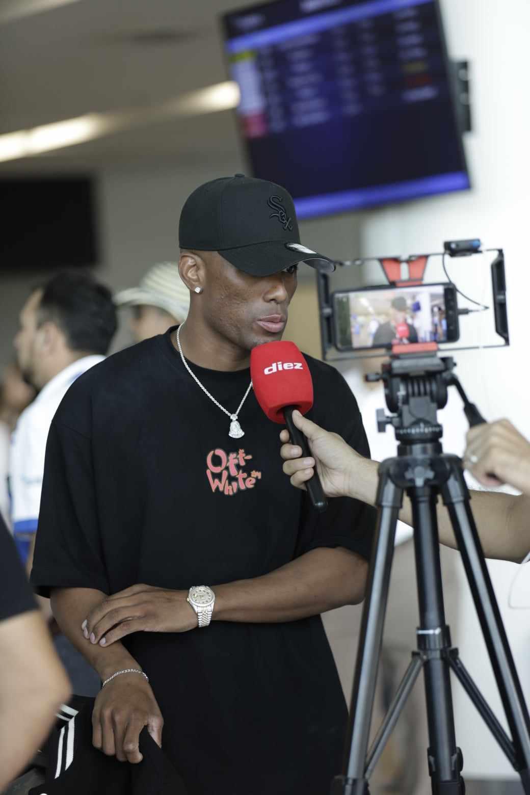 Deiby Flores en su llegada al aeropuerto Palmerola de Comayagua. Foto: Estalin Irías.