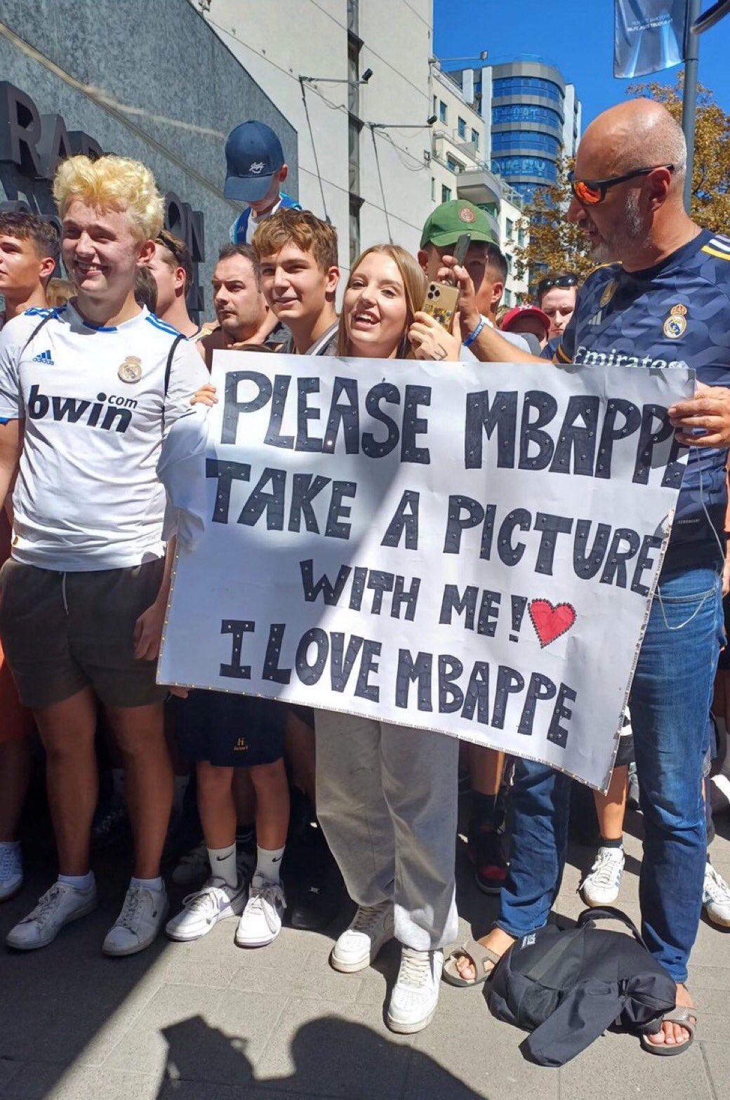 Mbappé desata la locura: así fue la llegada del Real Madrid a Varsovia para disputar el primer título de la temporada