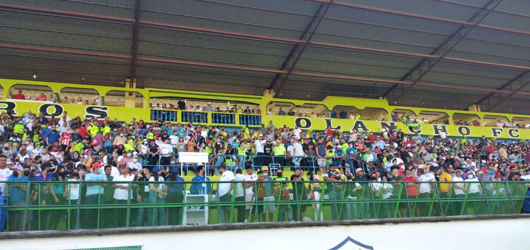 Olimpia causa locura en Olancho: Pedro Troglio se deja querer por la afición, bellas modelos de la batucada y caballos de raza