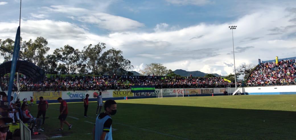 Olimpia causa locura en Olancho: Pedro Troglio se deja querer por la afición, bellas modelos de la batucada y caballos de raza