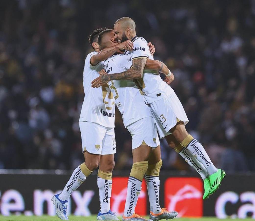 Así fue el debut de Dani Alves con los Pumas en la Liga MX: Su primer “Goya”, estadio lleno y asistencia de gol