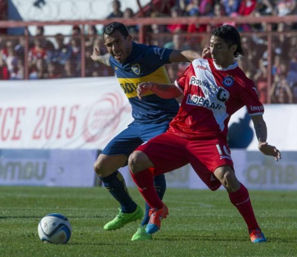 VIDEO ¡Terrible lesión que provoca Carlos Tévez a jugador de Argentinos Juniors!