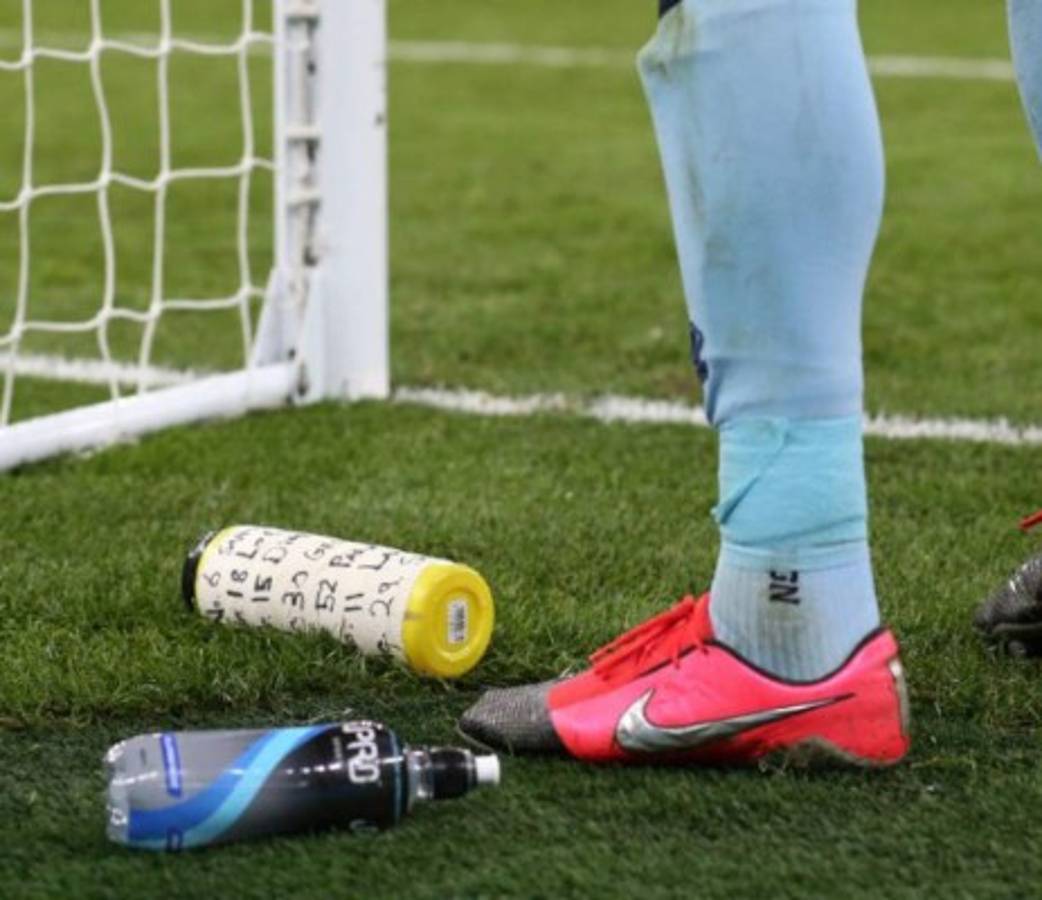 ¡Portero del Norwich utiliza termo de agua para eliminar al Tottenham de Mourinho!