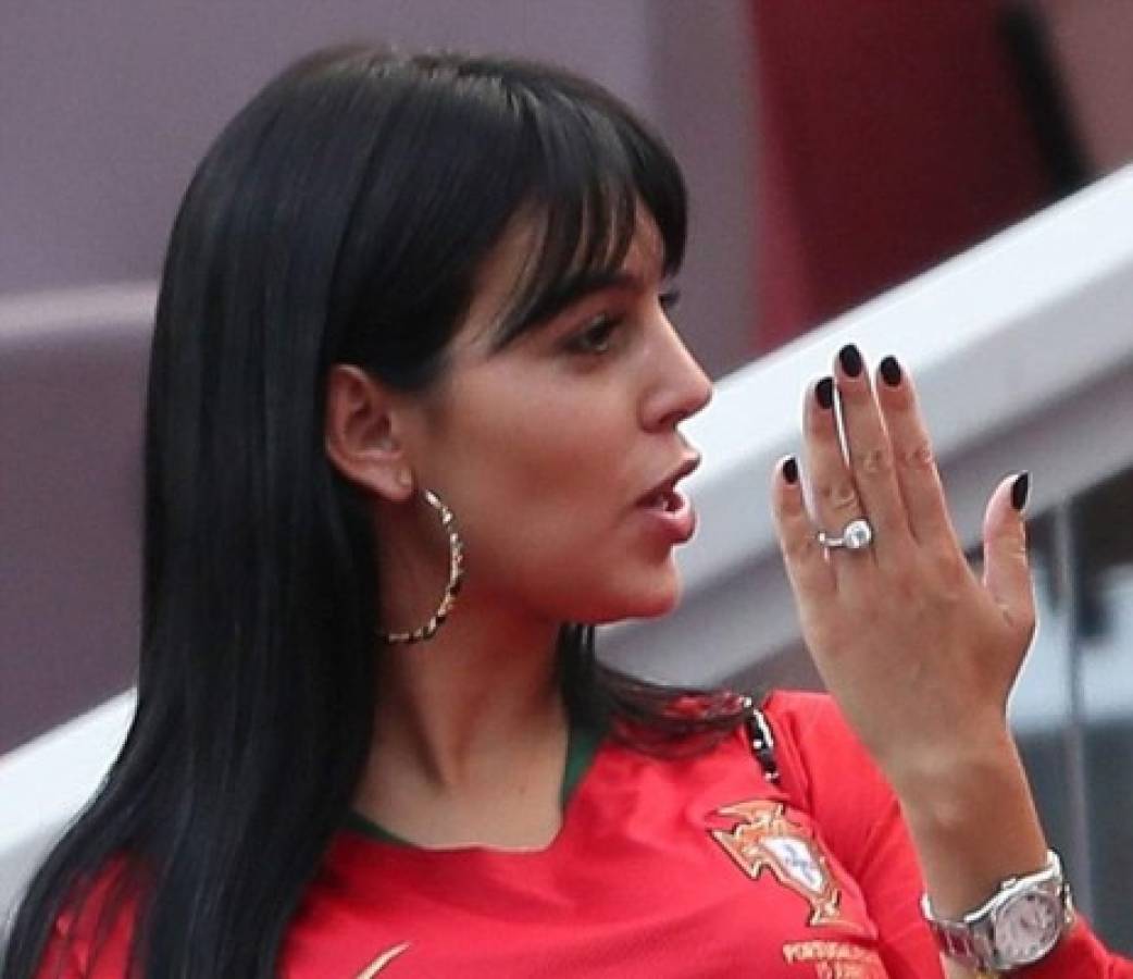 ¡Muy sexy y en faldita! Georgina, la novia de Cristiano, se roba las miradas en Rusia