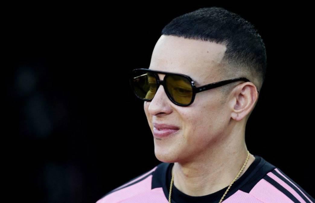 Daddy Yankee sorprendió a Messi con este dorsal en su camisa, abrazo con David Ruiz y enorme gesto Leo