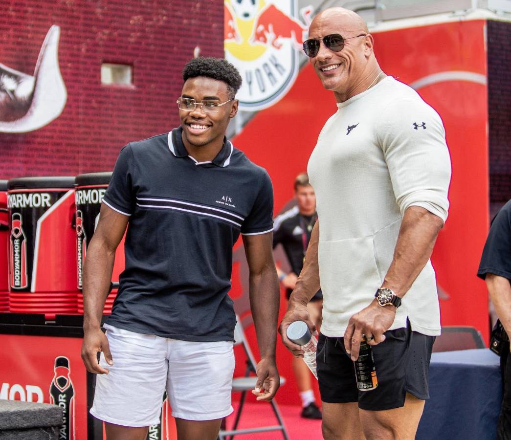 NO SE VIO EN TV: El altercado por la camisa de Piqué, Depay se rehúsa a irse y los hondureños fieles al Barcelona