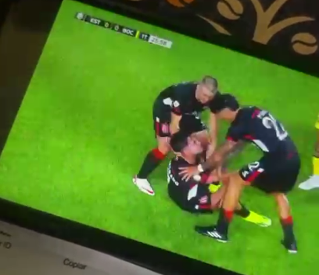 Fuertes imágenes: futbolista convulsiona durante el Estudiantes - Boca y suspenden el partido tras el pánico