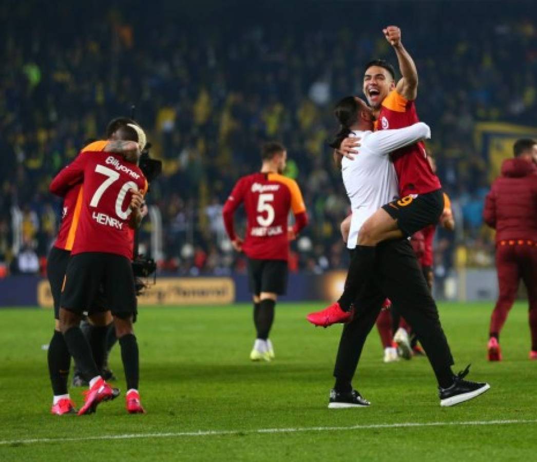 Fenerbahce vive un infierno tras perder el clásico contra Galatasaray 20 años después