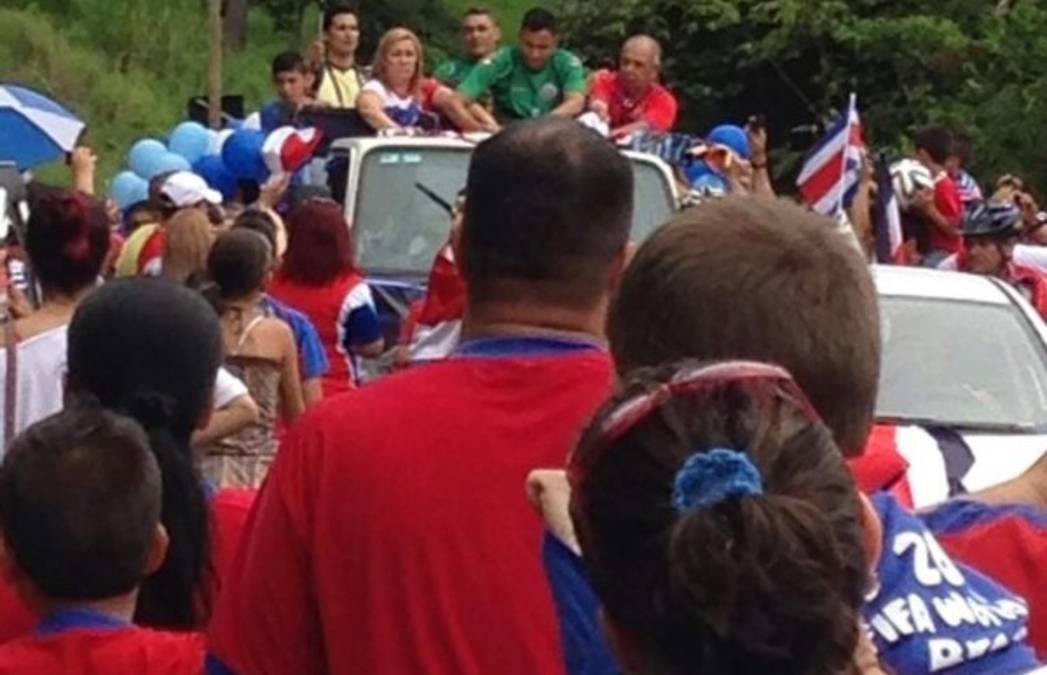 Miles de aficionados recibieron a Keylor Navas en su ciudad natal