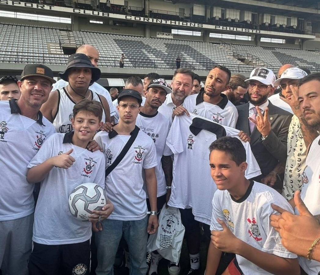 Llegó en helicóptero, su dorsal y locura de los hinchas: Así fue la presentación de Memphis Depay con el Corinthians de Brasil