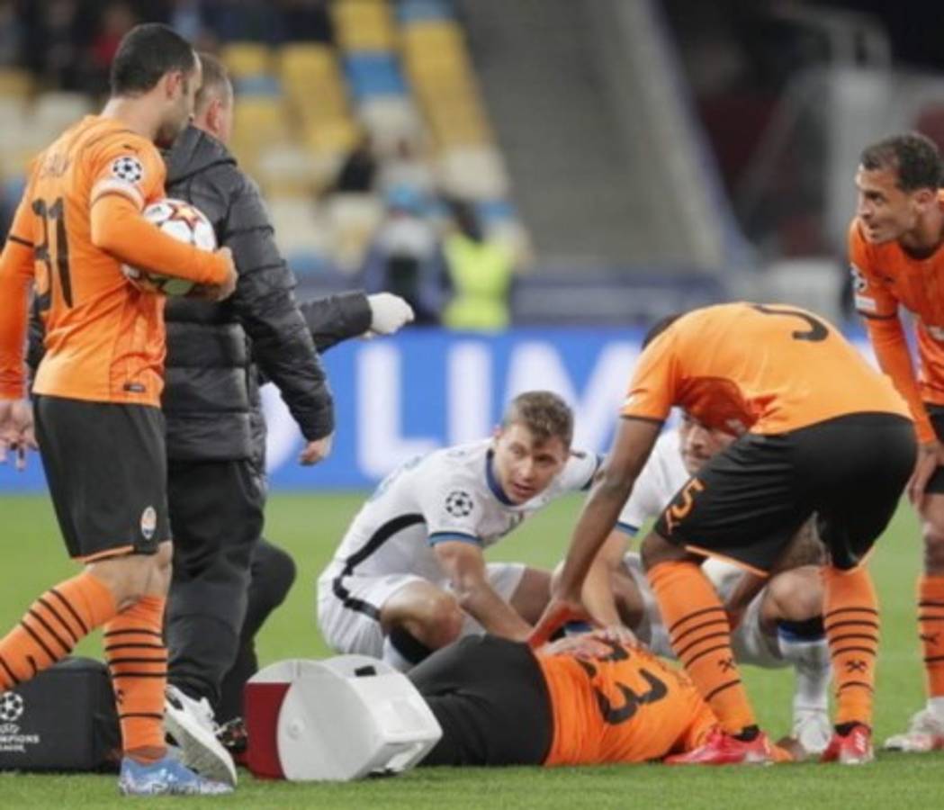 Así fue la escalofriante lesión de Lassina Traoré en la Champions; sufrimiento y lágrimas de dolor