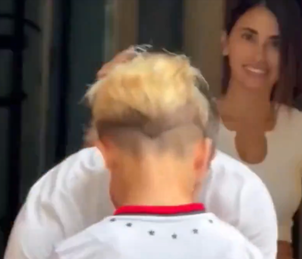 Dos niños llegaron a la casa de Messi y se llevaron la sorpresa de sus vidas: “Cuando veo que aparece la pierna toda tatuada...”