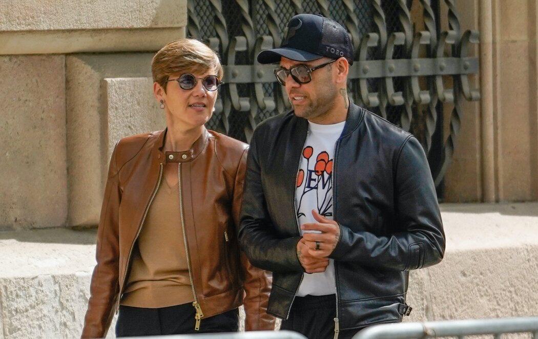 El polémico gesto de Dani Alves con un policía que causó indignación: “Ponemos alfombra roja como si fuera un héroe”