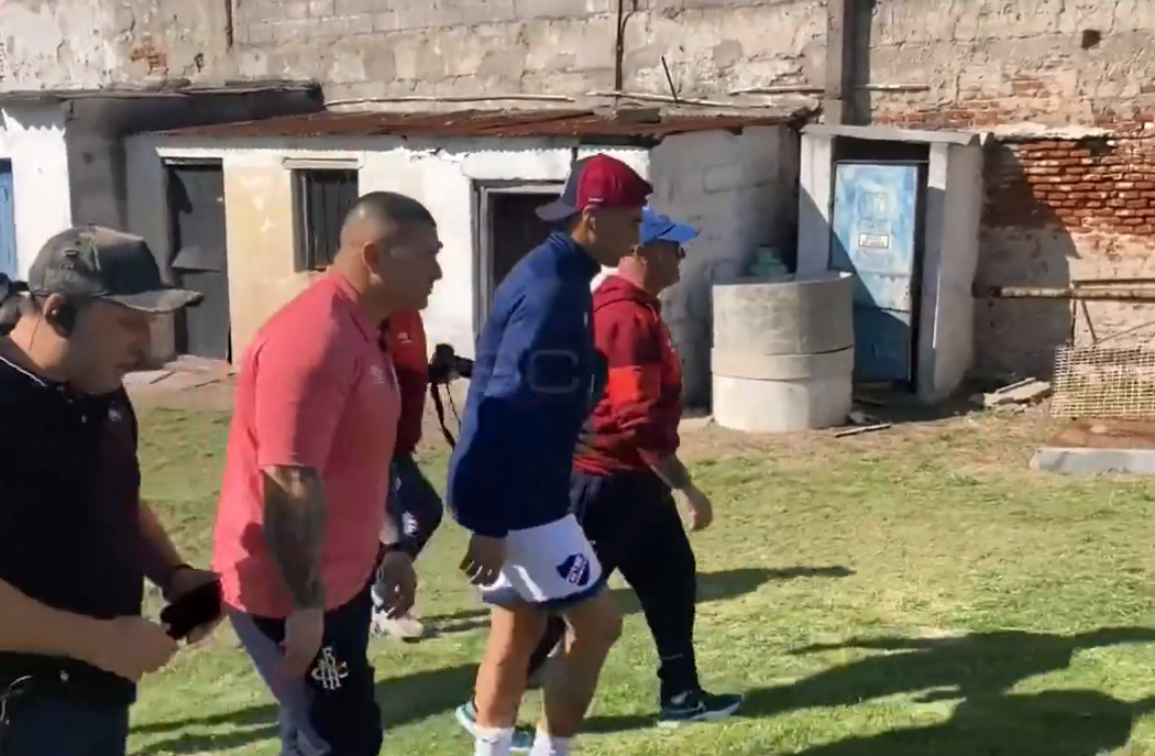 De estar en los mejores vestuarios de Europa a este: el humilde camerino que tuvo a Luis Suárez y su esposa sentada en el cemento