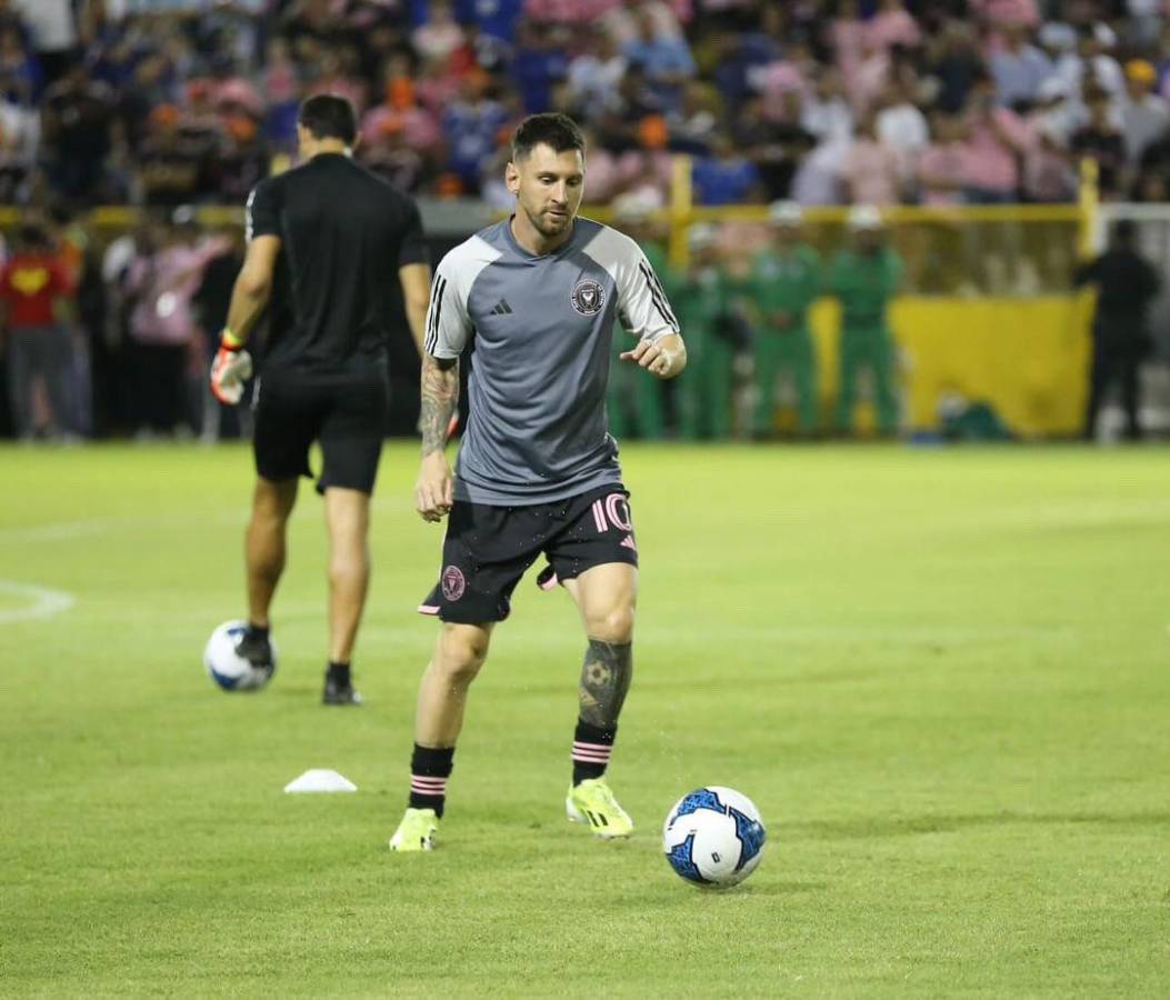 FOTOS: Viral abrazo de Messi con leyenda, el reencuentro con Suárez y colosal llenazo en El Salvador vs Inter Miami
