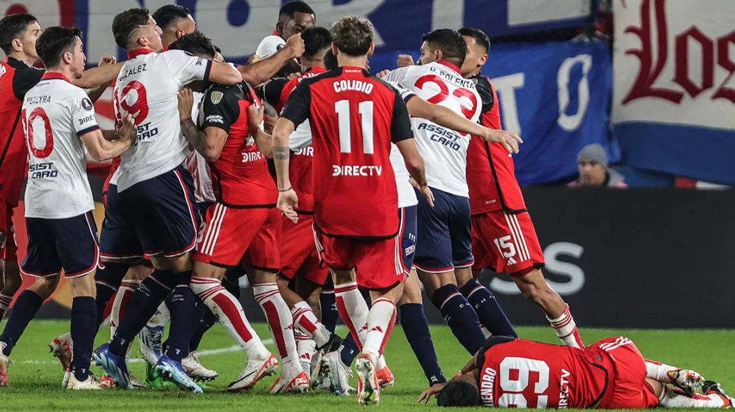 Los planteles de Nacional y River se fueron a los golpes en el complemento.