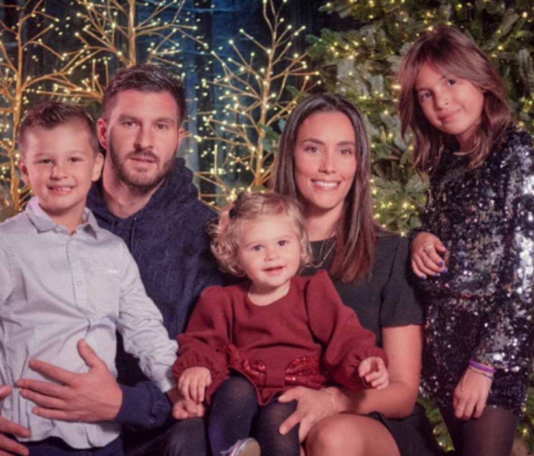 Alejada de las cámaras: la “desconocida” esposa de Gignac que se ganó el cariño de México por su labor