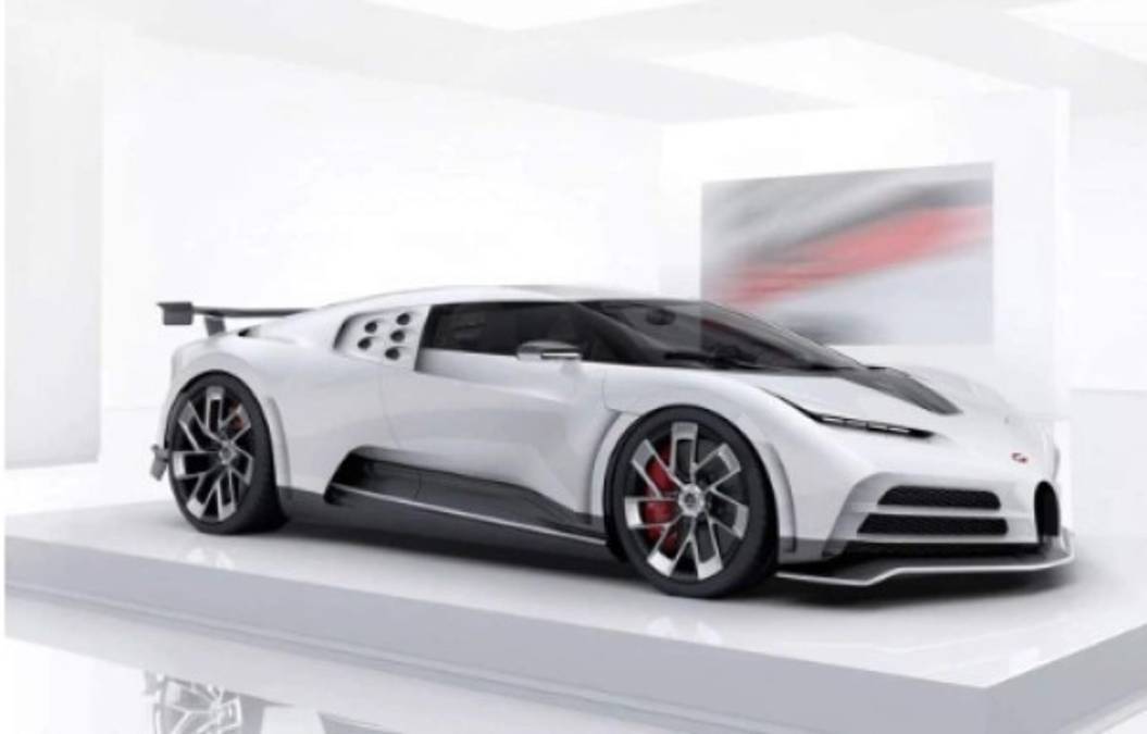 Cristiano Ronaldo muestra su nuevo juguete: Un Bugatti Chiron que lleva sus iniciales   