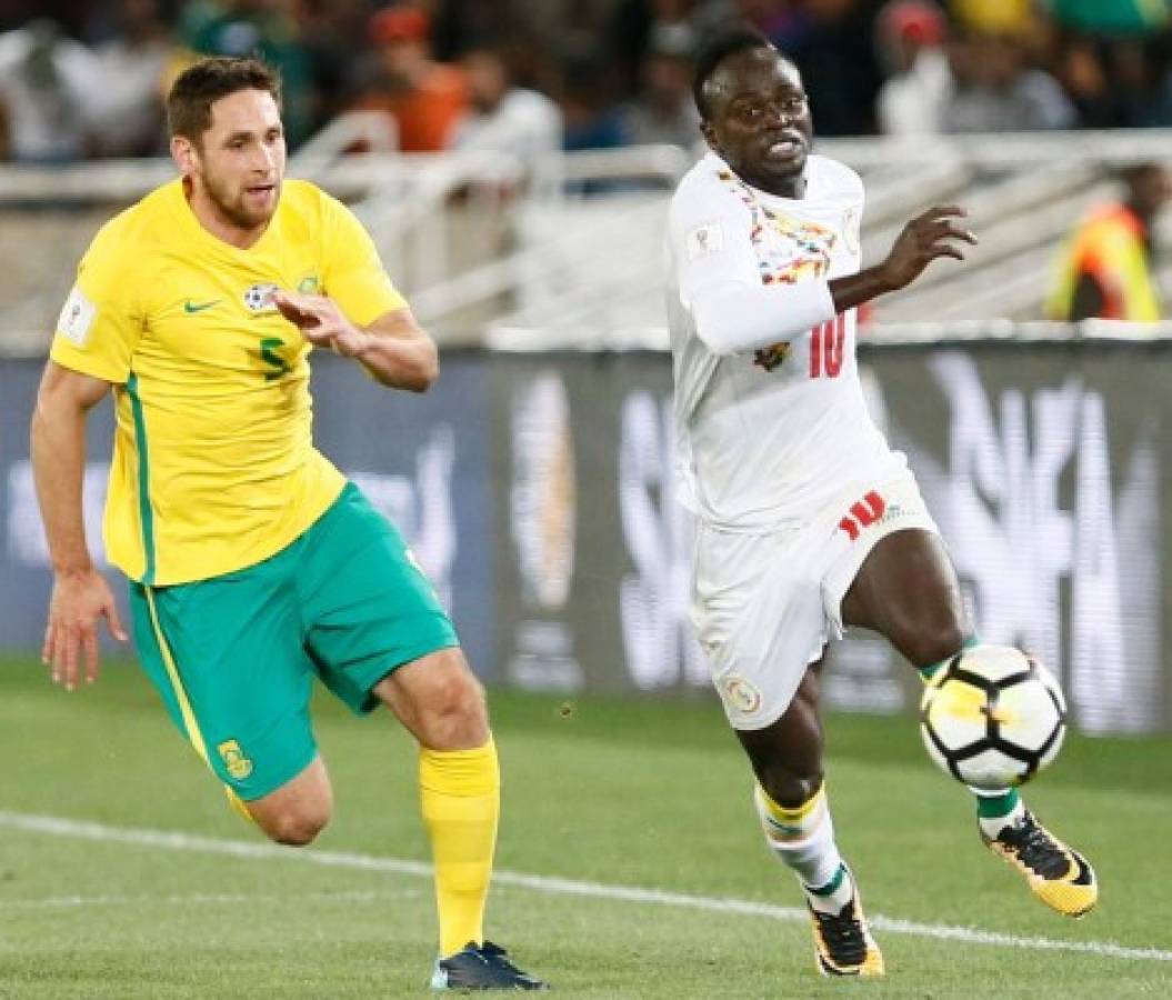 South Africa's defender Dean Furman (L) fights for the ball with Senegal's midfielder Sadio Mane during the FIFA 2018 World Cup Africa Group D qualifying football match between South Africa and Senegal at The Peter Mokaba Stadium in Polkowane on November 10, 2017. / AFP PHOTO / PHILL MAGAKOE