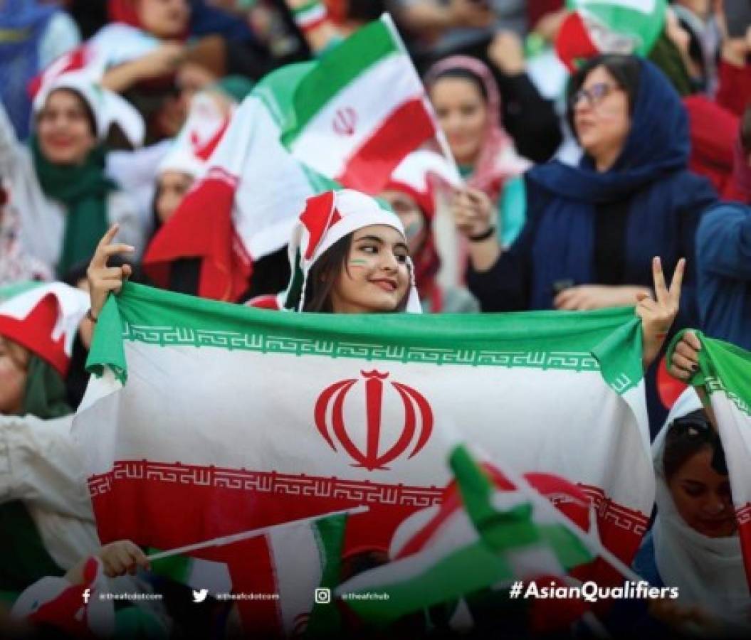 Euforia total: Por primera vez, mujeres asisten a un partido oficial de futbol en Irán