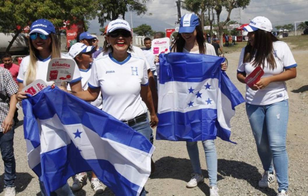 Ellas son las infartantes chicas que engalanaron el Honduras vs Panamá