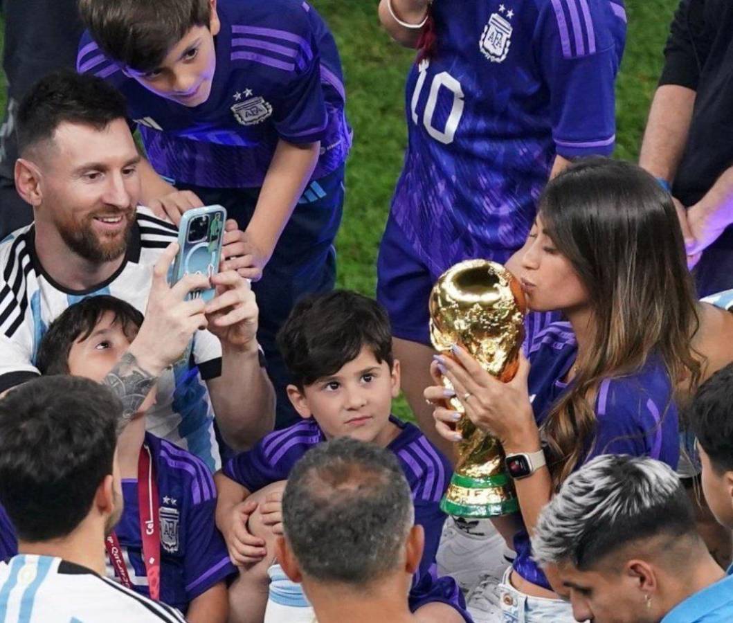 Messi es exaltado: festejo por los aires, Antonella rompe en llanto, hizo recordar a Maradona y el detalle de la camiseta Argentina