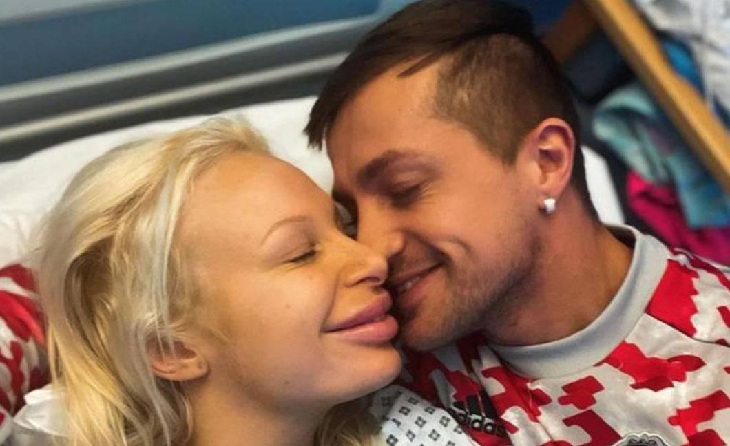 Actriz muere semanas después de la muerte de su novio, exfutbolista de un equipo de Inglaterra