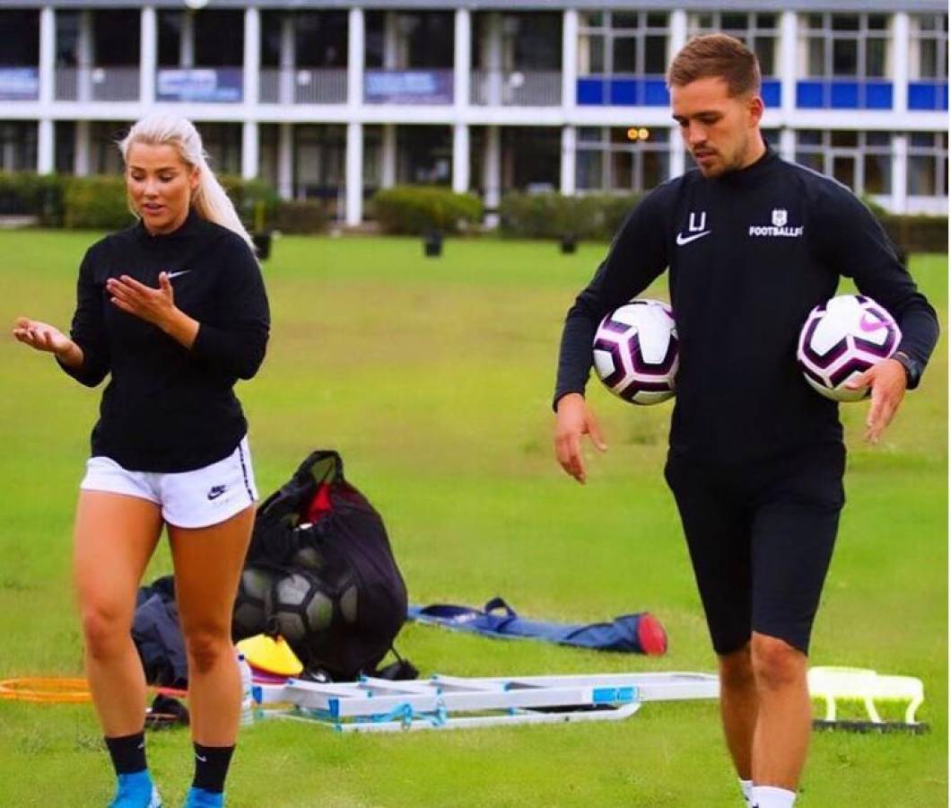 Su carrera futbolística acabó por un escándalo y ahora gana cerca de 600 mil euros como modelo