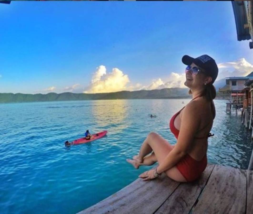Linda Cruz, la sexy periodista deportiva centroamericana que pasa sus vacaciones en La Ceiba