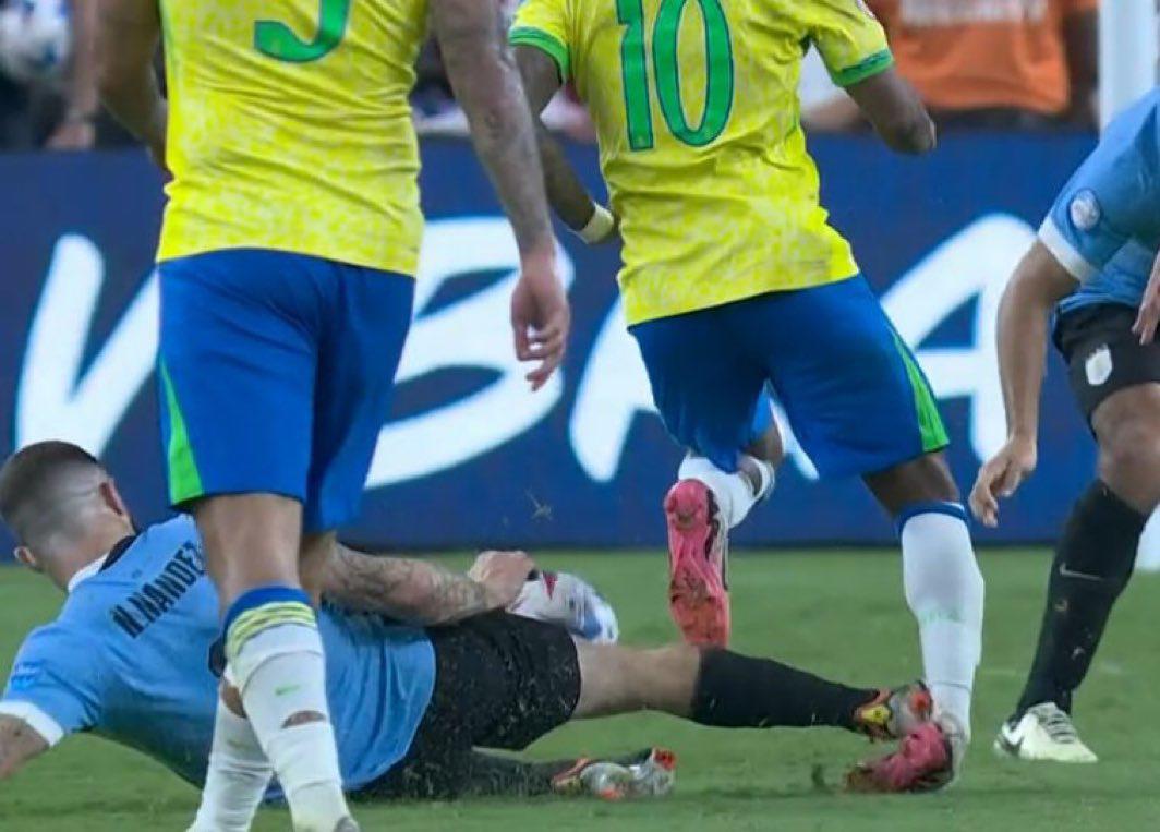 El gran villano de Brasil en la eliminación de Copa América, lágrimas en el festejo de Uruguay y así fue captado Vinicius