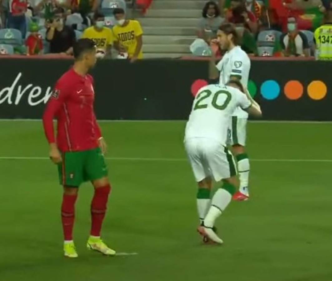 Cristiano Ronaldo suelta puñetazo a su rival y así festejó tras convertirse en el histórico goleador de selecciones