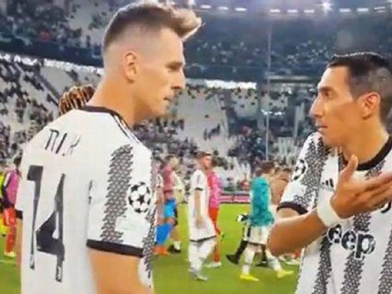 Dí María y Milik hablando tras la derrota de la Juventus ante el Benfica en la Champions League.