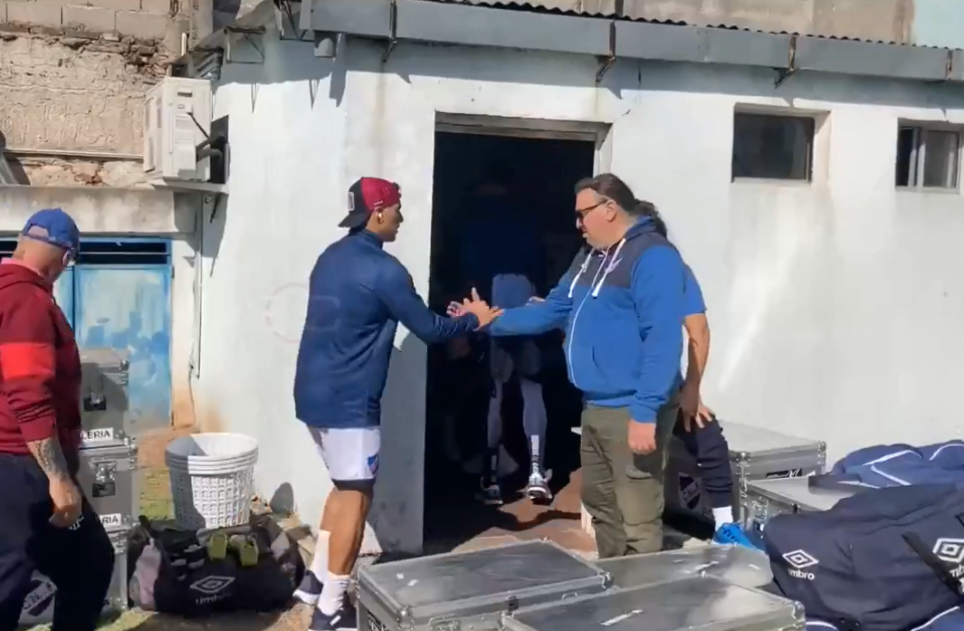 De estar en los mejores vestuarios de Europa a este: el humilde camerino que tuvo a Luis Suárez y su esposa sentada en el cemento