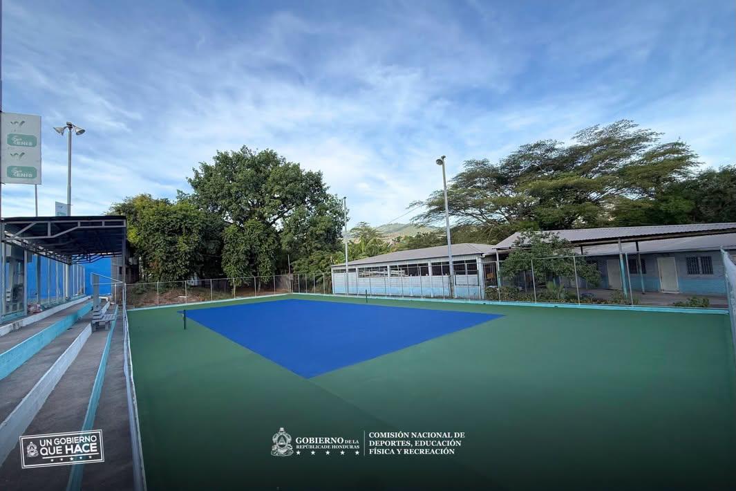 La Villa Olímpica fortalece sus canchas de tenis con reestructuración y pintura