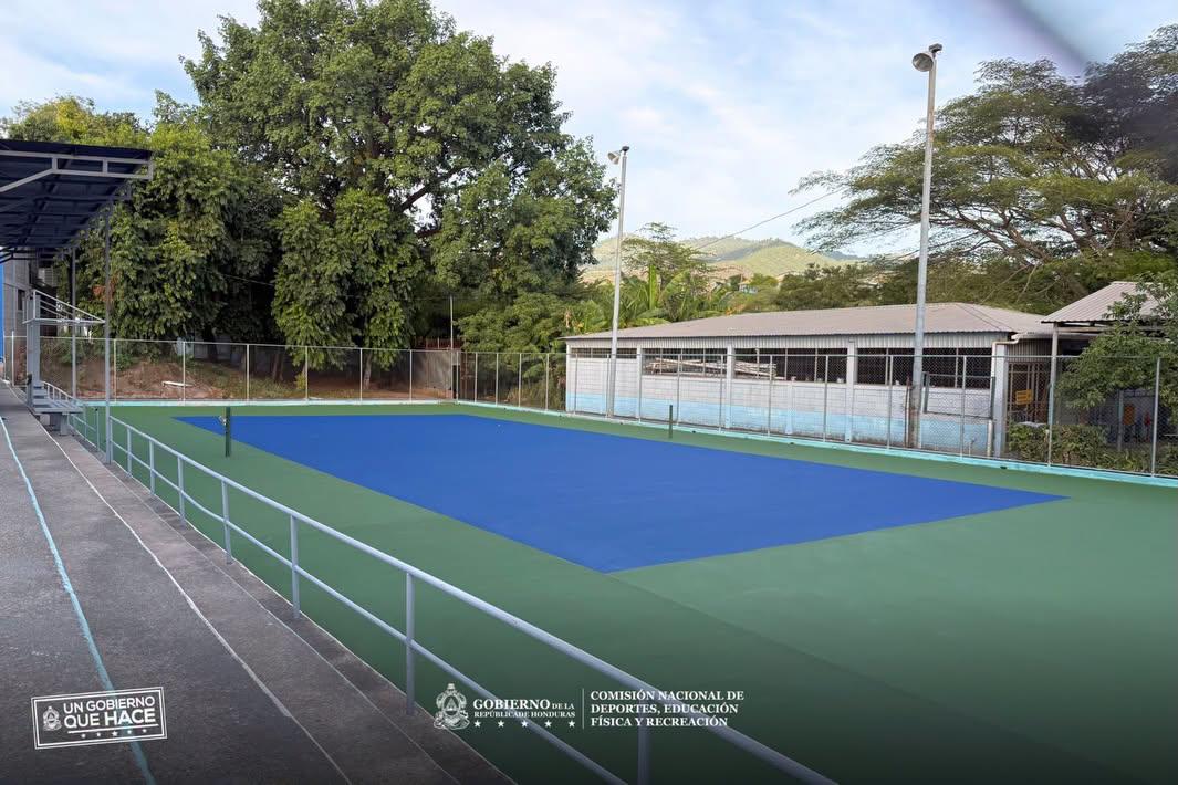 La Villa Olímpica fortalece sus canchas de tenis con reestructuración y pintura
