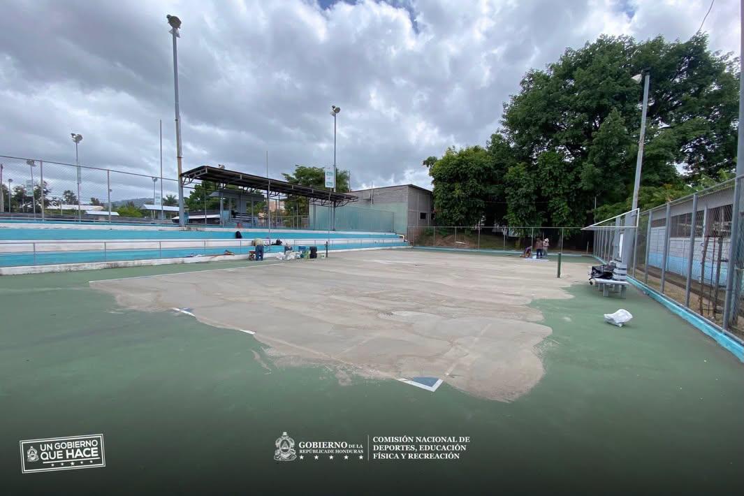 La Villa Olímpica fortalece sus canchas de tenis con reestructuración y pintura