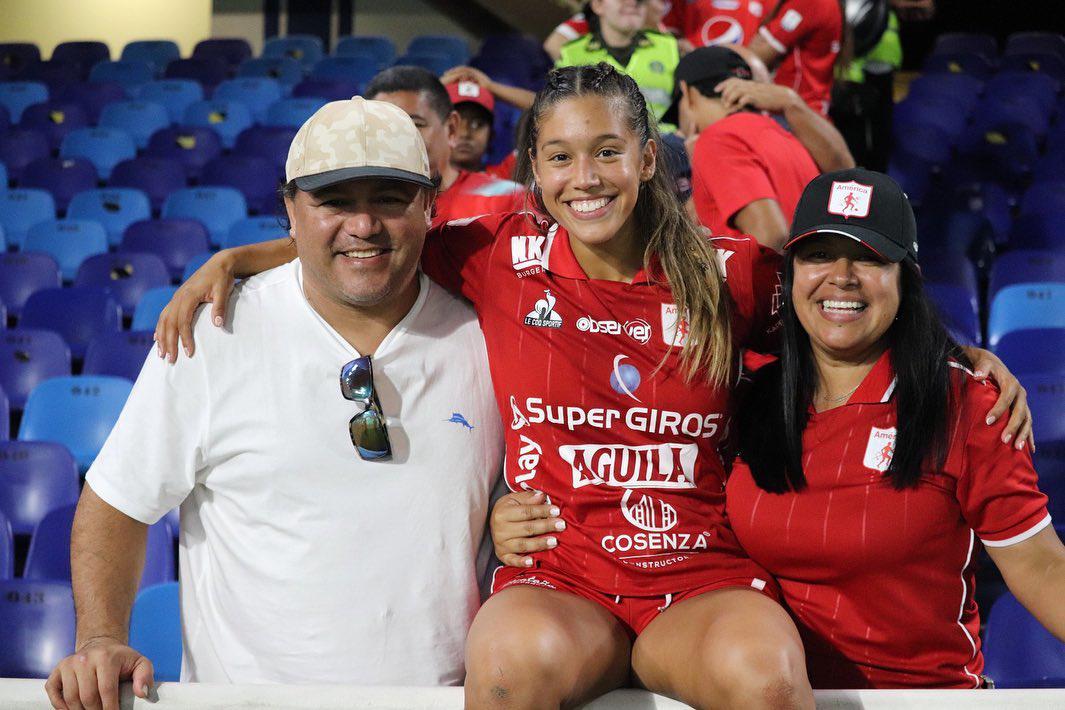 Elexa Bahr, la hermosa futbolista colombiana de sangre hondureña: tiene trayectoria por España y Estados Unidos