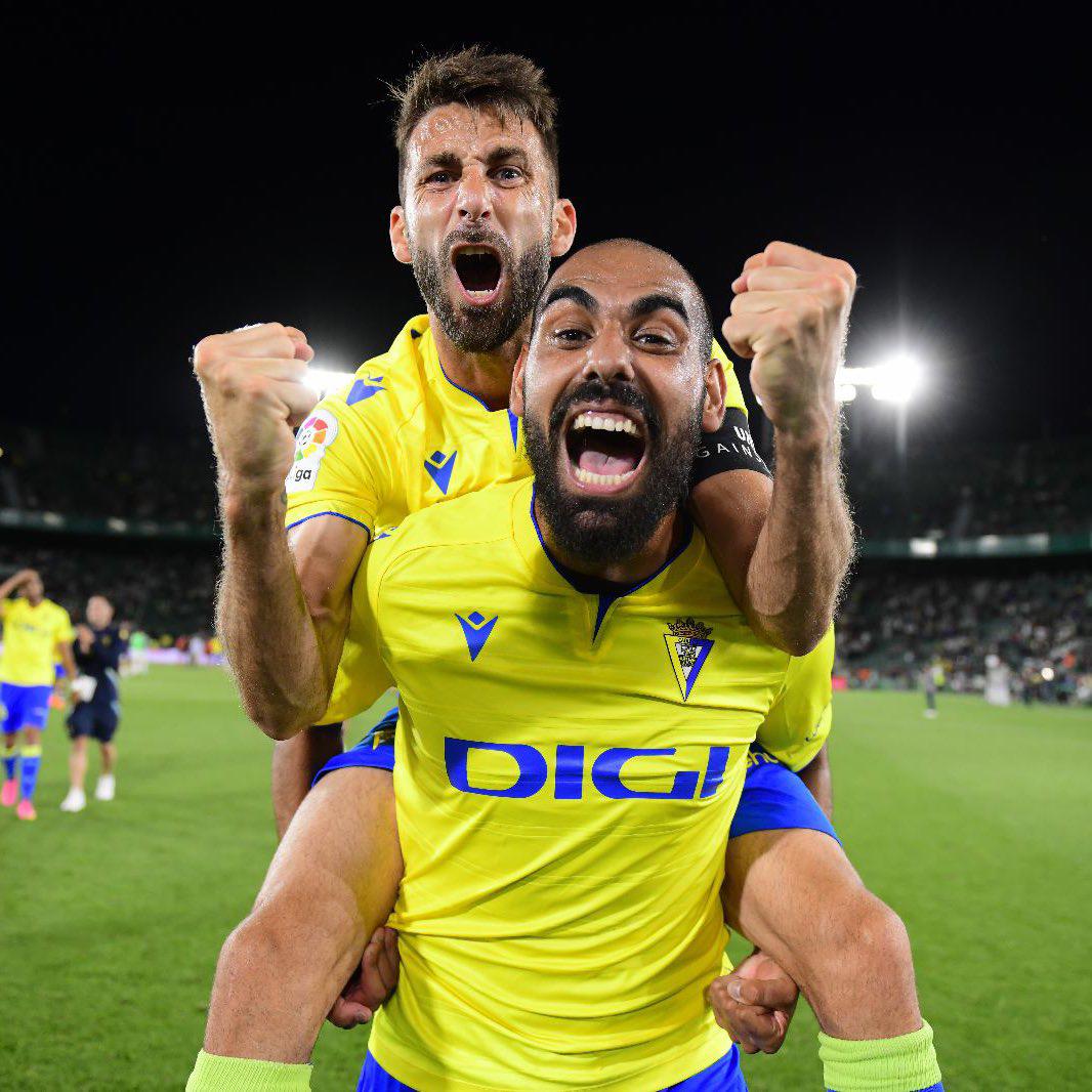 Festejo pletórico del Cádiz, pasos prohibidos de “Choco” Lozano y la caravana del “Submarino” tras salvarse del descenso en España