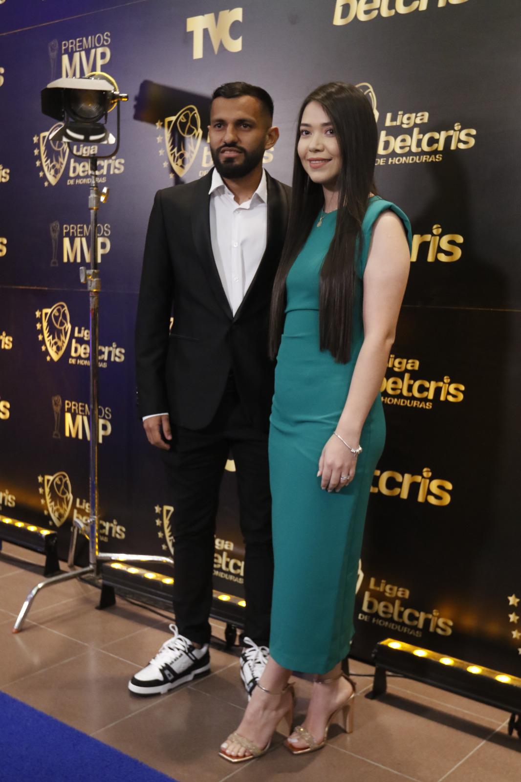 La gala de Liga Nacional en fotos: ¿Con quién llegó Troglio? la belleza en la pasarela azul y los jugadores de Olimpia dejan ver a sus parejas