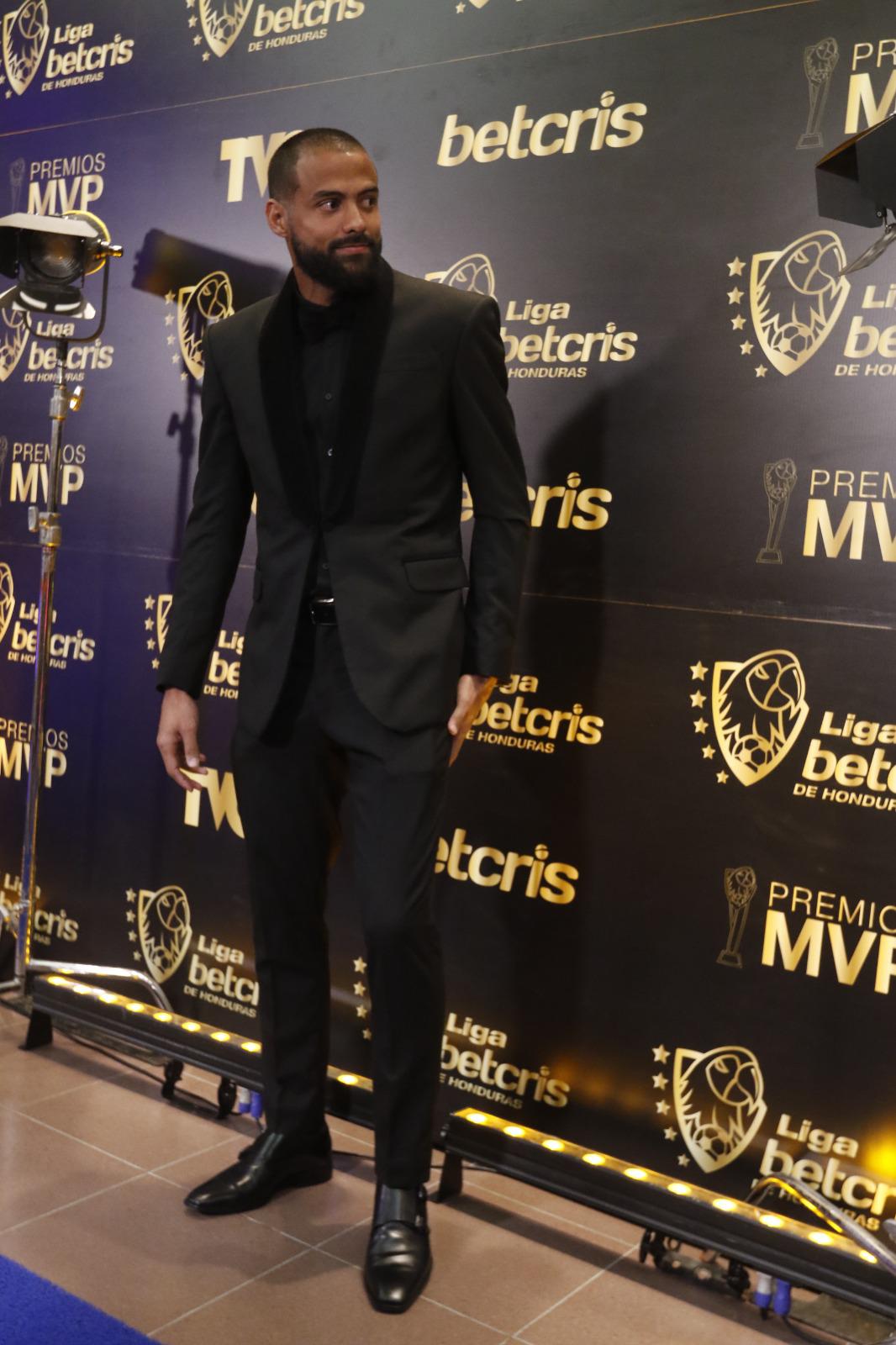 La gala de Liga Nacional en fotos: ¿Con quién llegó Troglio? la belleza en la pasarela azul y los jugadores de Olimpia dejan ver a sus parejas