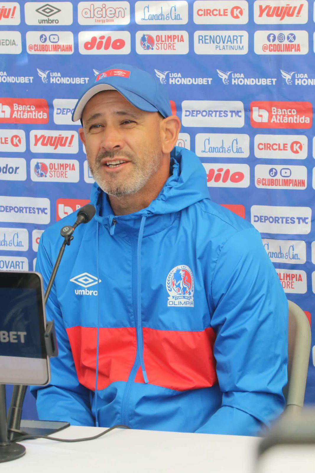 Eduardo Espinel hace caso omiso a las críticas externas y deja claro que no responderá a ninguna que le hagan a él o al club, Olimpia.