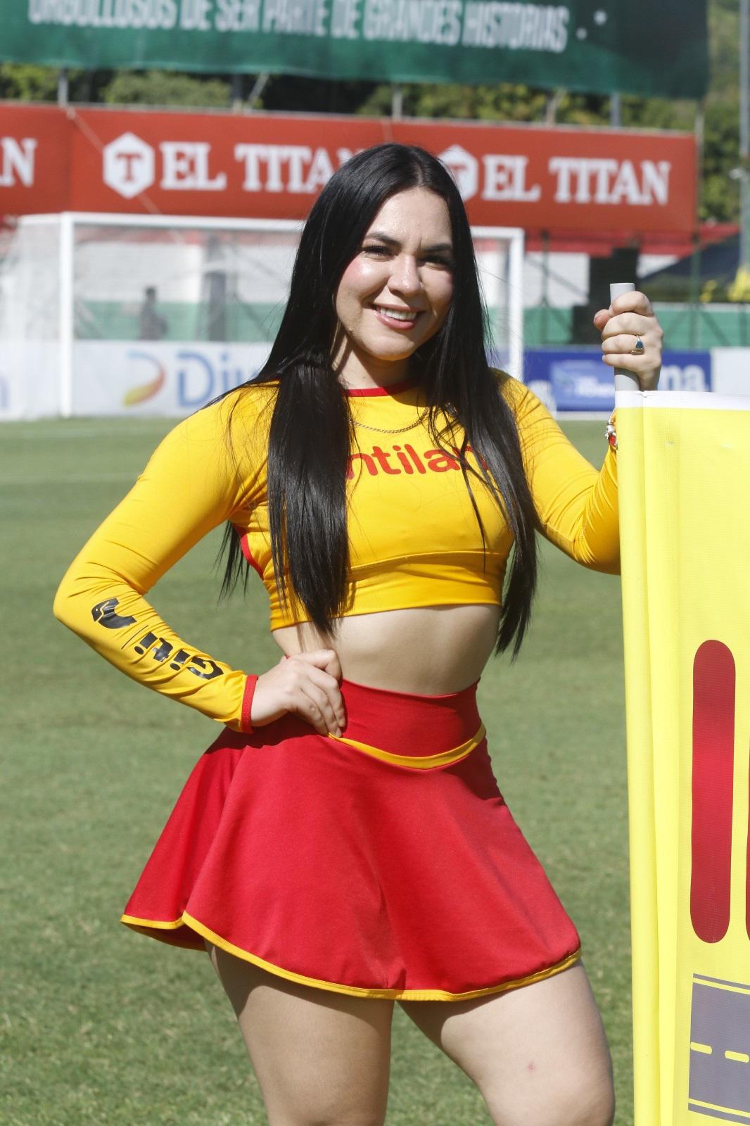 Ovación al Chelito Martínez, algarabía con Anangonó y felicidad de Keosseián ¿Quiénes son las hermosas edecanes?