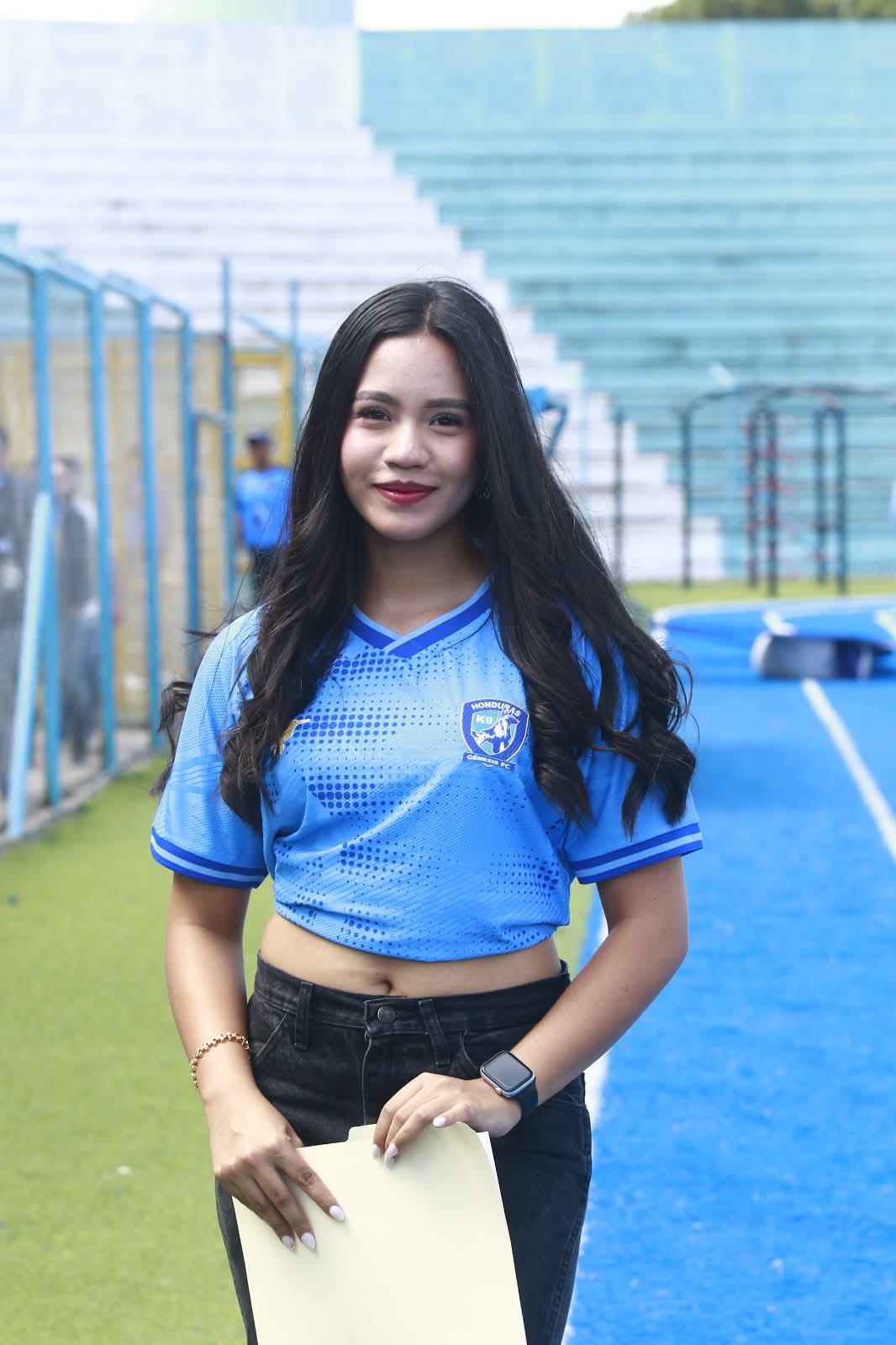 Hermosa periodista se luce, aficionada de Génesis enamoró y el gesto de la Policía