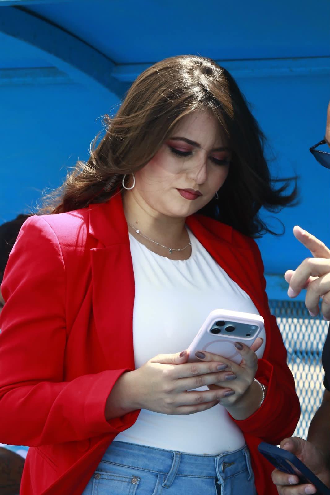 Hermosa periodista se luce, aficionada de Génesis enamoró y el gesto de la Policía