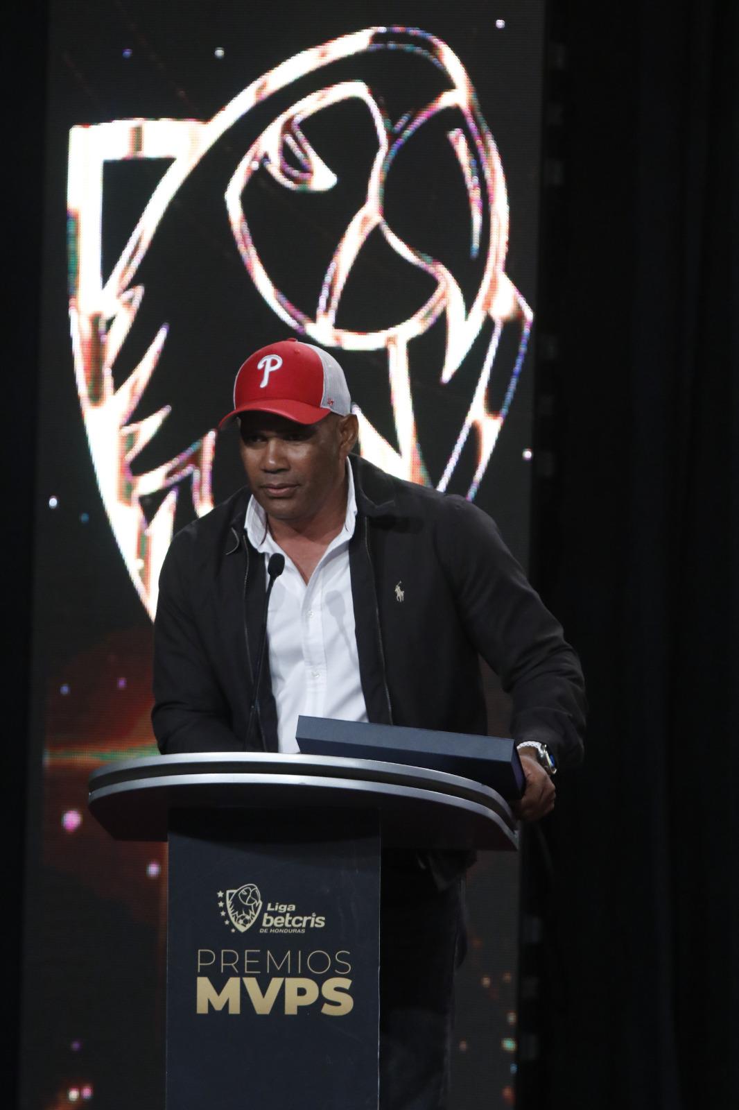 La gala de Liga Nacional en fotos: ¿Con quién llegó Troglio? la belleza en la pasarela azul y los jugadores de Olimpia dejan ver a sus parejas