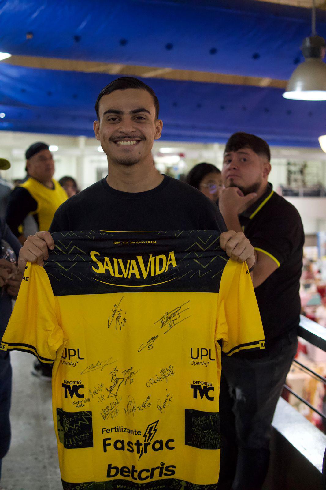 Real España mantiene la buena vibra del liderato en la Liga Nacional de Honduras y comparte con los fanáticos aurinegros
