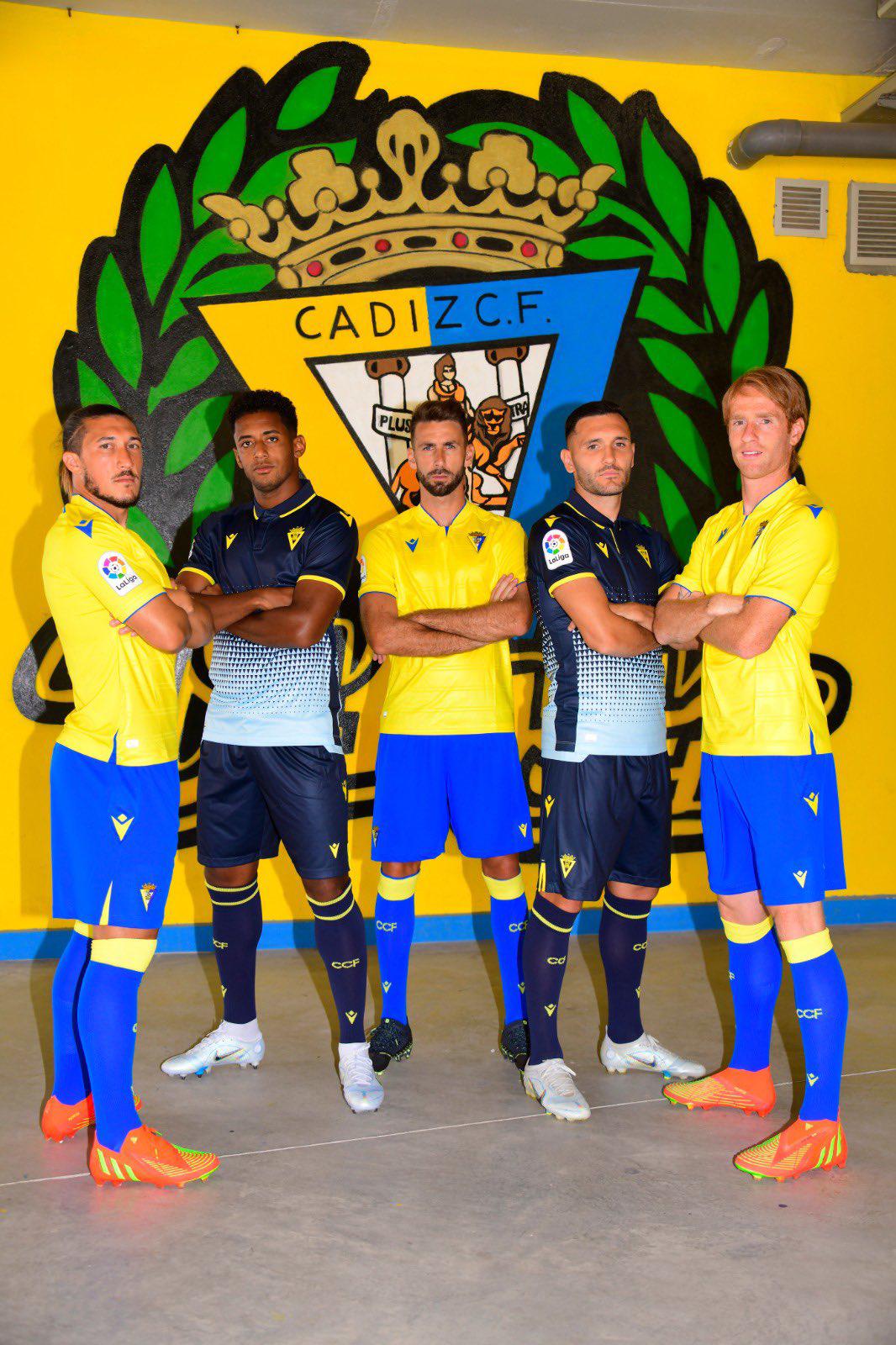 Con “Choco” Lozano de figura, el Cádiz lanza su nueva indumentaria para la presente temporada en LaLiga de España
