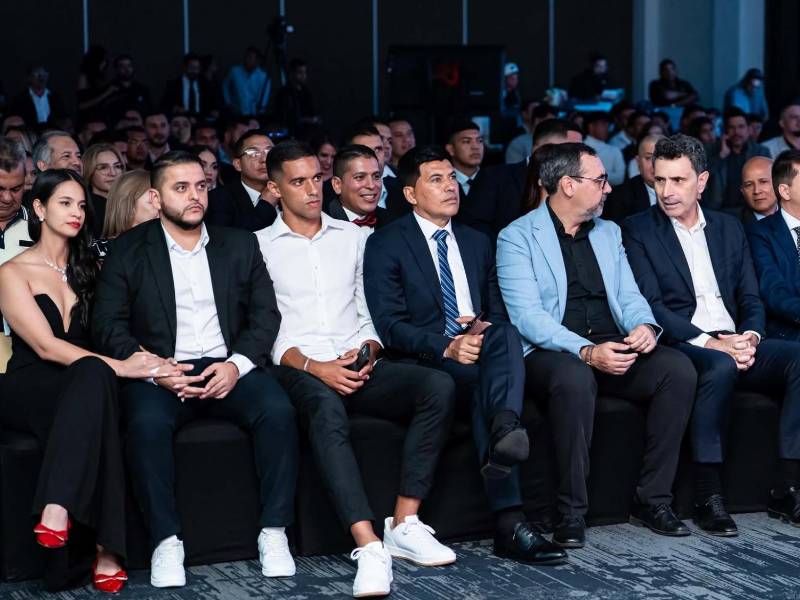 El salón quedó pequeño con la enorme cantidad de invitados a los Premios, edentro de ellos, el entrenador de la Selección de Honduras, José Francisco Molina.