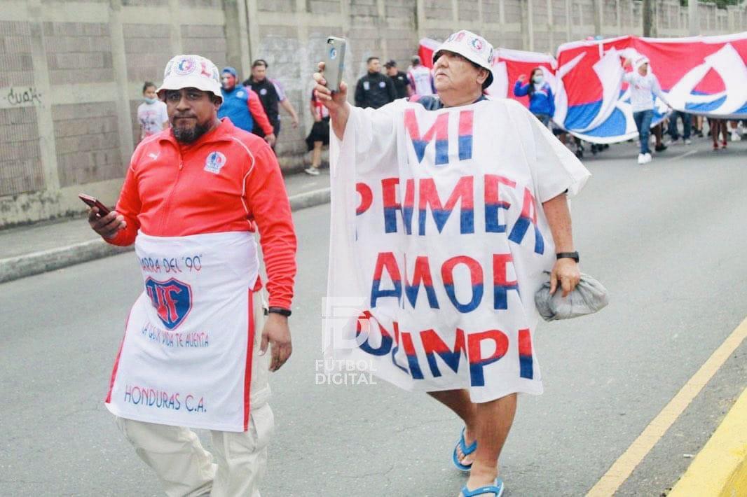 Fotos: Zafarrancho, gas lacrimógeno y los hondureños que fueron capturados por los fuertes disturbios entre barras de Municipal y Olimpia